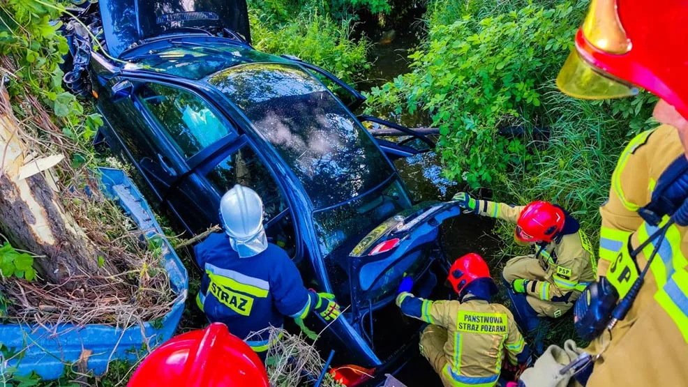 BMW wylądowało w strumieniu. Kierowca z gminy Krobia miał prawko od dwóch miesięcy... - Zdjęcie główne