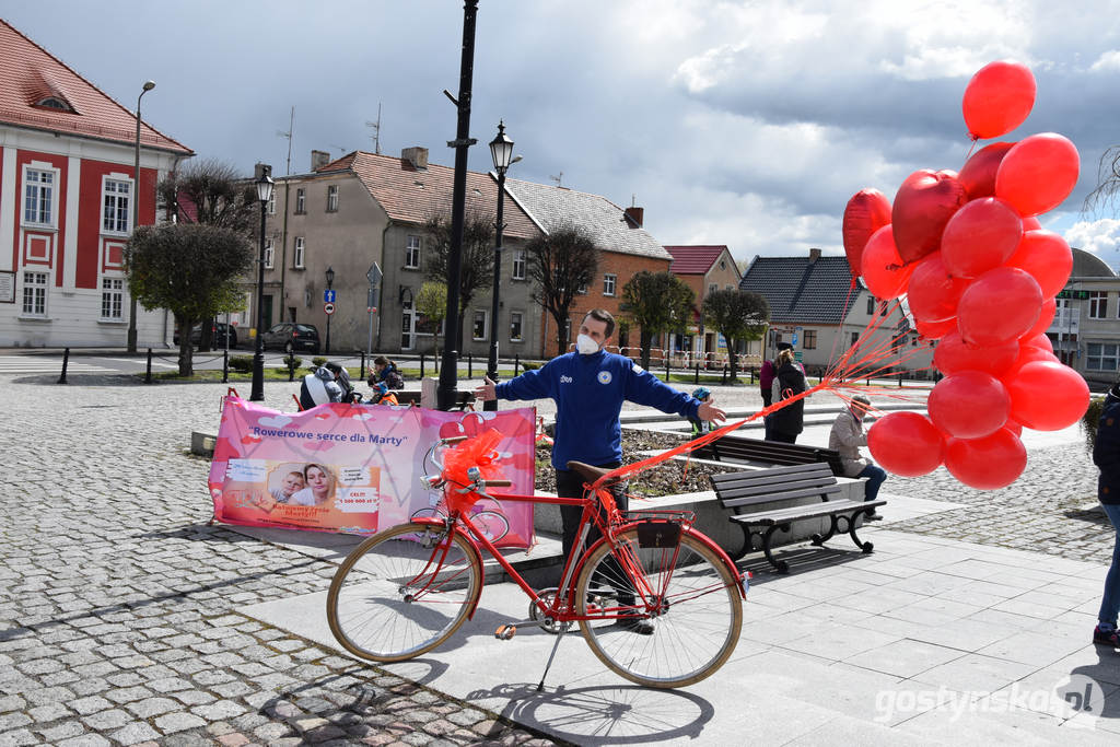 Ogromne rowerowe serce dla Marty, ułożone na gostyńskim rynku