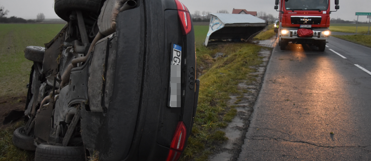  Auto zmiotło przystanek i dachowało w rowie [AKTUALIZACJA] - Zdjęcie główne