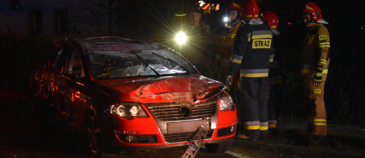 Auto sunęło. Zatrzymało się dopiero na wiacie przystankowej - Zdjęcie główne