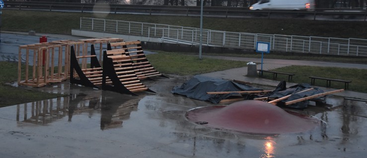 Spóźnili się, ale skatepark się zmienia. Montują nowe urządzenia - Zdjęcie główne