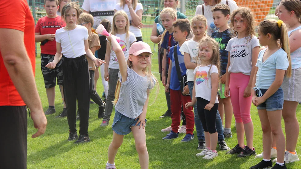 Dzień dziecka w Piaskach. Latały piłki i...kalosze! - Zdjęcie główne