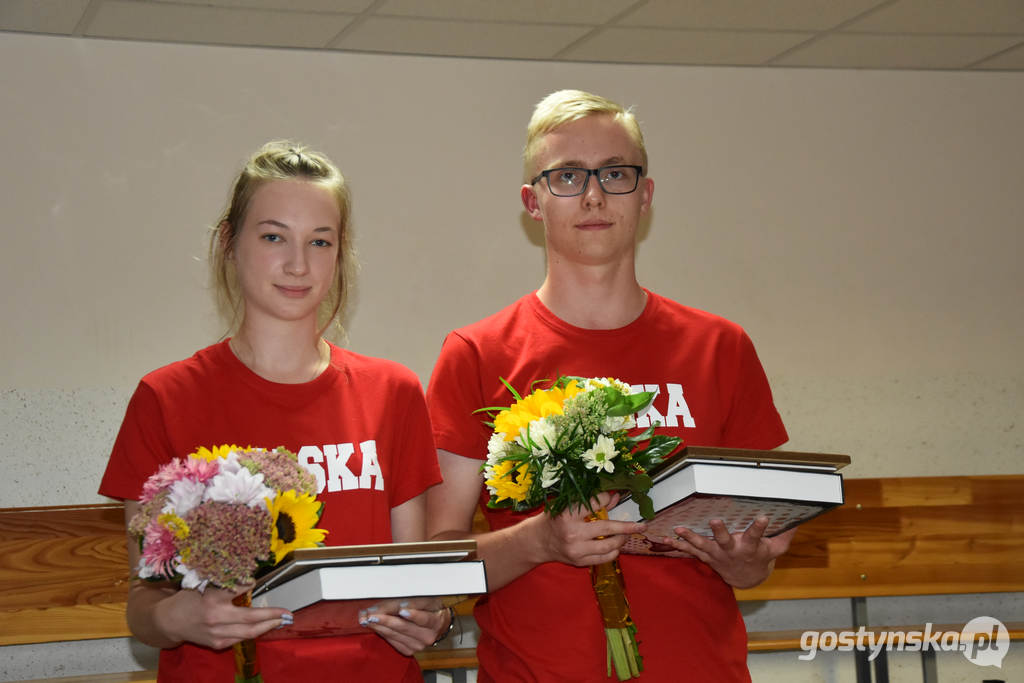 Gostyń. Kręglarze z KS Start Gostyń: Aleksandra Banaszak i Dominik Dutkiewicz  ze zdobytymi medalami