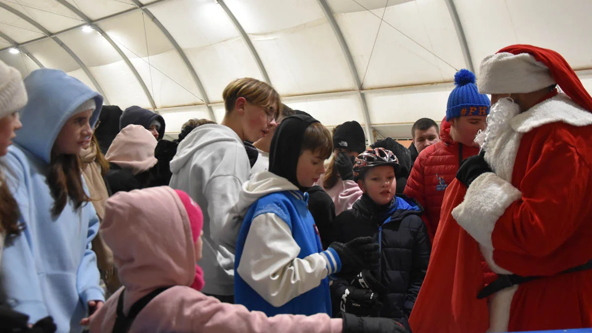 Zabawy łyżwiarskie z Mikołajem. Lodowisko w Gostyniu uważa się za otwarte - Zdjęcie główne