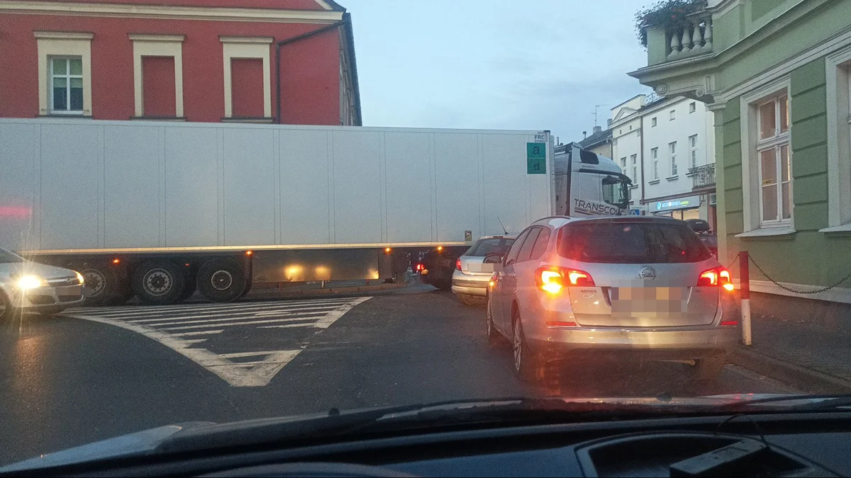 Zablokowane skrzyżowanie w centrum Gostynia. Sprawca stracił 1500 złotych - Zdjęcie główne