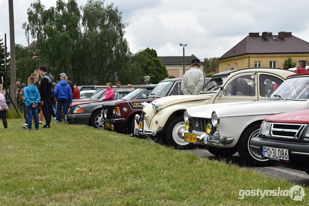 Gostyń. Zlot samochodów retro wzbudził zainteresowanie mieszkańców Gostynia