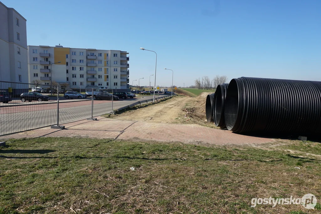 Problematyczne rury przy ul. Górnej zostały. Czy są zabezpieczone?