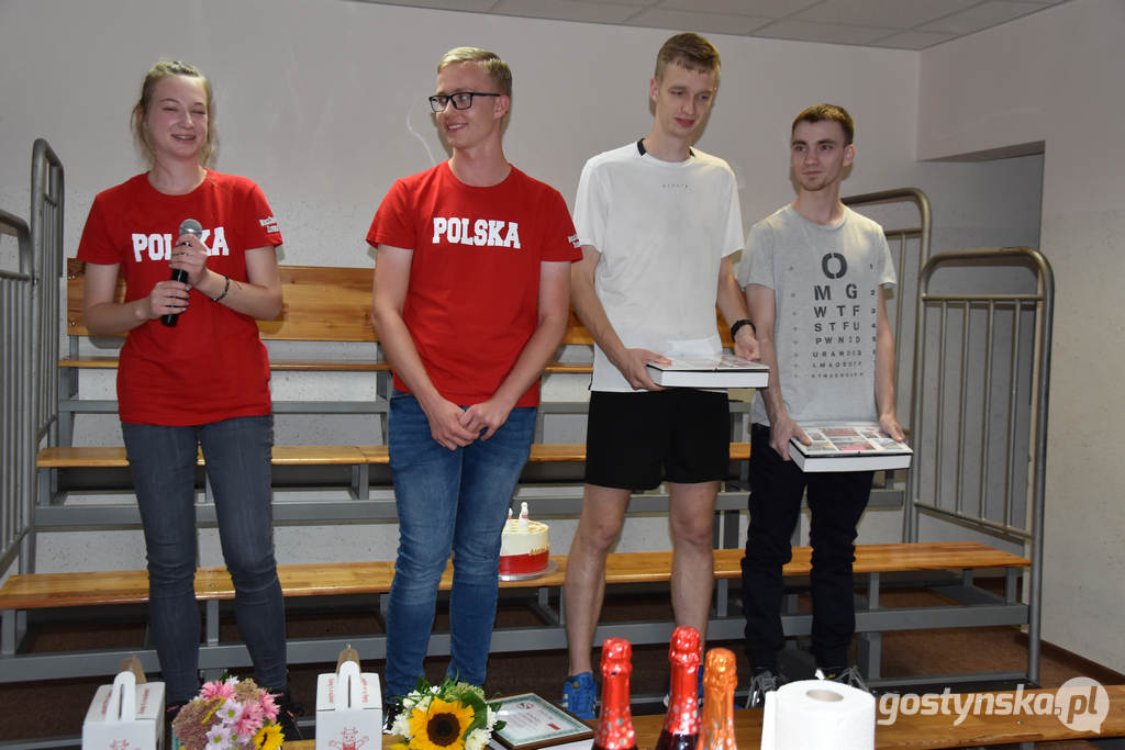 Gostyń. Kręglarze z KS Start Gostyń: Aleksandra Banaszak i Dominik Dutkiewicz  ze zdobytymi medalami