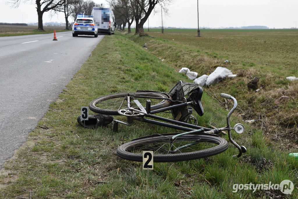 Na prostym odcinku drogi pomiędzy Bielawami Pogorzelskimi a Elżbietkowem doszło do potrącenia rowerzysty przez samochód. Nieprzytomny mężczyzna został przetransportowany śmigłowcem LPR do szpitala w Jarocinie