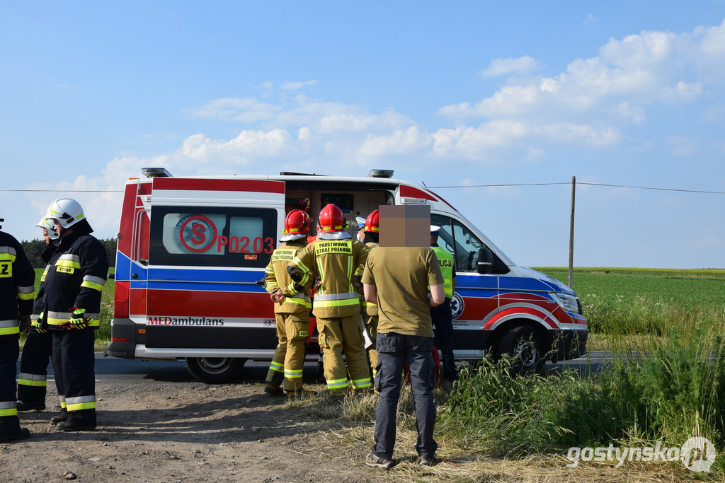 Samochód osobowy dachował w polu na drodze wojewódzkiej 308.