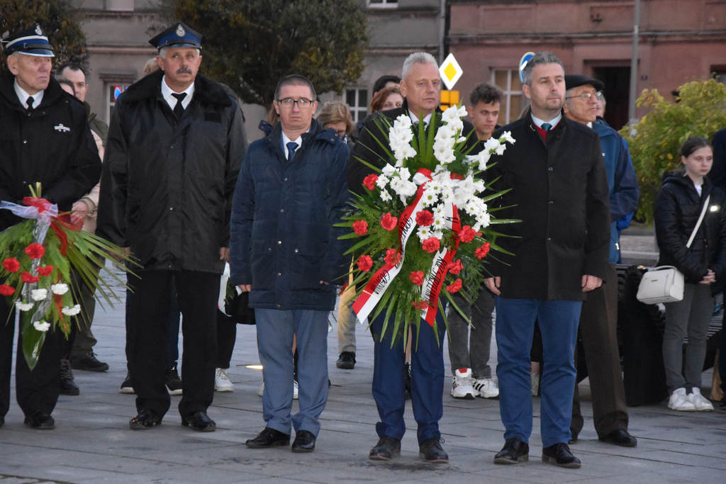 Gostyń. Obchody 82. rocznicy rozstrzelania przez Niemców 30 obywateli miasta Gostynia i okolicy. Składanie wieńców pod Pomnikiem Rozstrzelanych