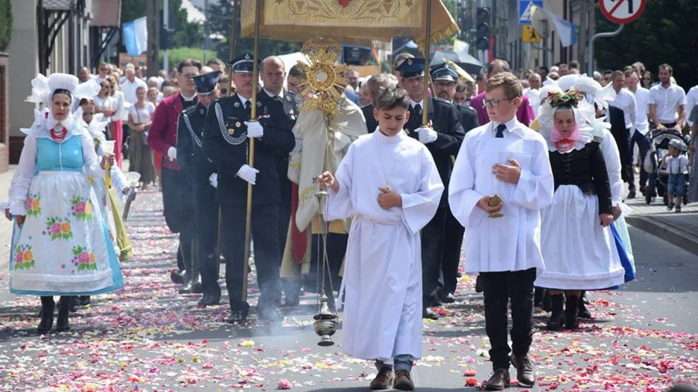 Procesja Bożego Ciała w Krobi. W tym roku, ze względu na remont rynku, wierni przeszli ulicami miasta - Zdjęcie główne