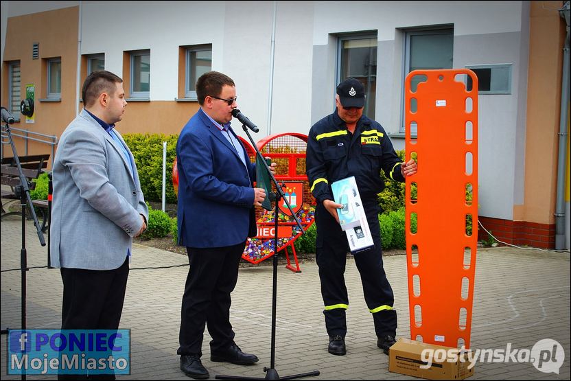 Poniec. Sprzęt medyczny trafił m.in. do policjantów z miejscowego posterunku, strażaków z OPS Poniec, ale także fundatorów biorących udział w zbiórce