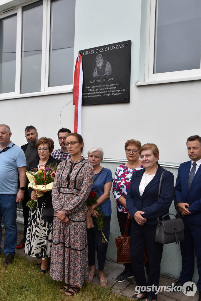 Gostyń. Odsłonięcie tablicy na ZOL-u w Gostyniu ku pamięci  reumatologa Grzegorza Głuszaka