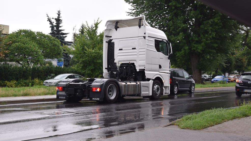 Dwie kolizje, jedna po drugiej. Kierowcy zagapili się na policjantów? - Zdjęcie główne