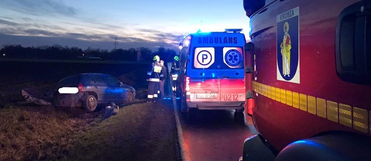 Auto wpadło w poślizg, a później do rowu - Zdjęcie główne