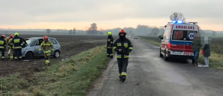 Nawierzchnia o poranku była śliska. Osobówka wypadła z drogi  - Zdjęcie główne