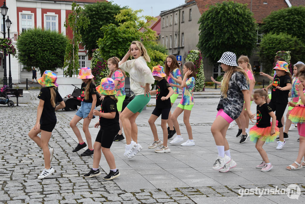 Gostyń. Zakończenie sezonu w szkole tańca Desperado. Podopieczni wraz z dorosłymi mieszkańcami tańczą "Jerusalema" w Wituś DANCE CHALLENGE 