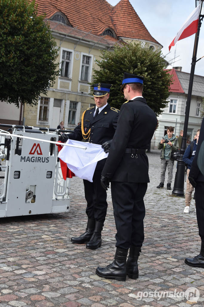 Gostyń. Podczas uroczystego apelu komendant powiatowy PSP brygadier Tomasz Banaszak wręczył nowy sztandar dowódcy pocztu sztandarowego 