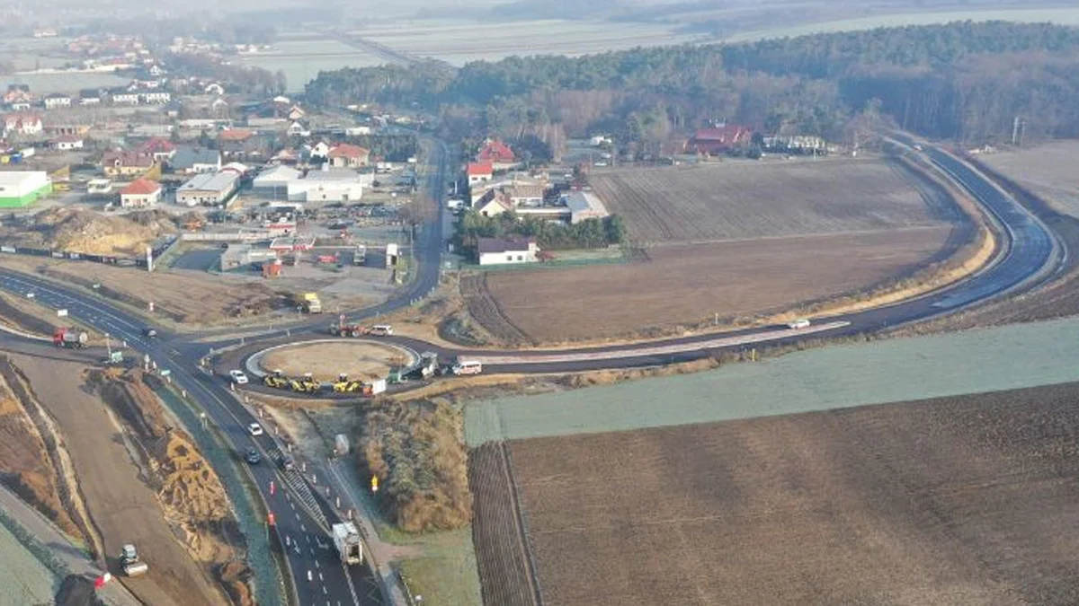 Uwaga! Jeździsz do Poznania przez Gostyń? Rozbierają część starej drogi wojewódzkiej - Zdjęcie główne