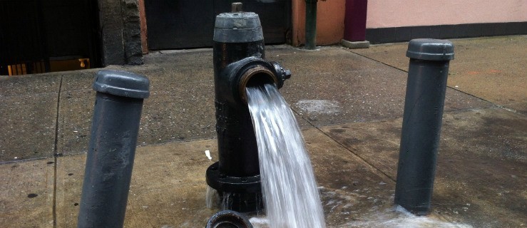 Brak wody w miejscowości, wysadziło hydrant - Zdjęcie główne