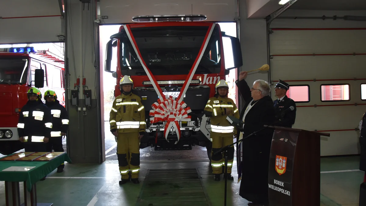 Strażacy-ochotnicy z Borku Wlkp. „ochrzcili” nowy samochód. Nadali mu imię Jan - Zdjęcie główne