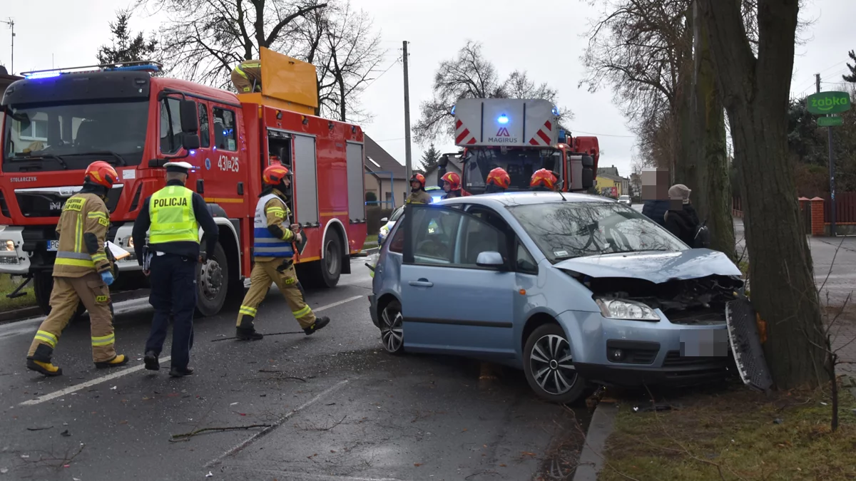 Wigilijna kraksa na ruchliwej drodze w Gostyniu. Strażacy JRG byli świadkami zdarzenia - Zdjęcie główne