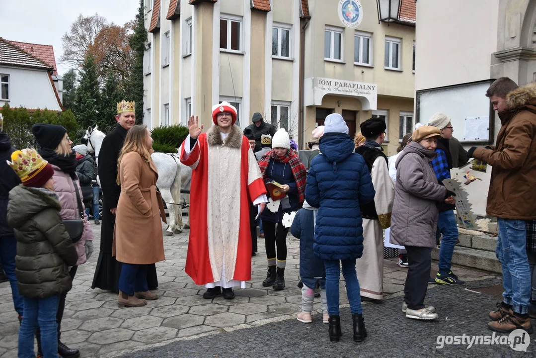 Gostyń. Orszak Trzech Króli przeszedł z kościoła pw. Ducha Świętego na gostyński rynek