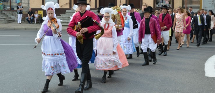 Przez miasto przeszedł pochód - Zdjęcie główne