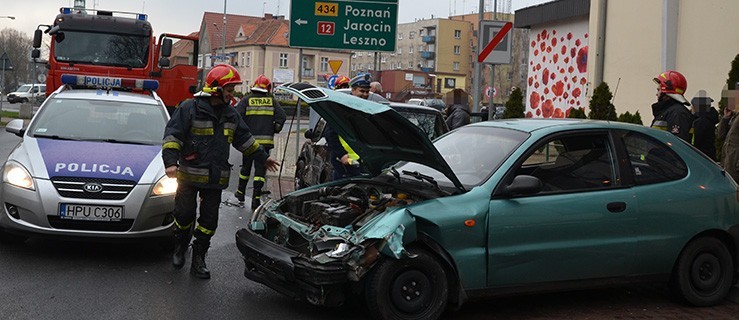 Najpierw w znak, później w samochód. Zablokowany zjazd z ronda - Zdjęcie główne