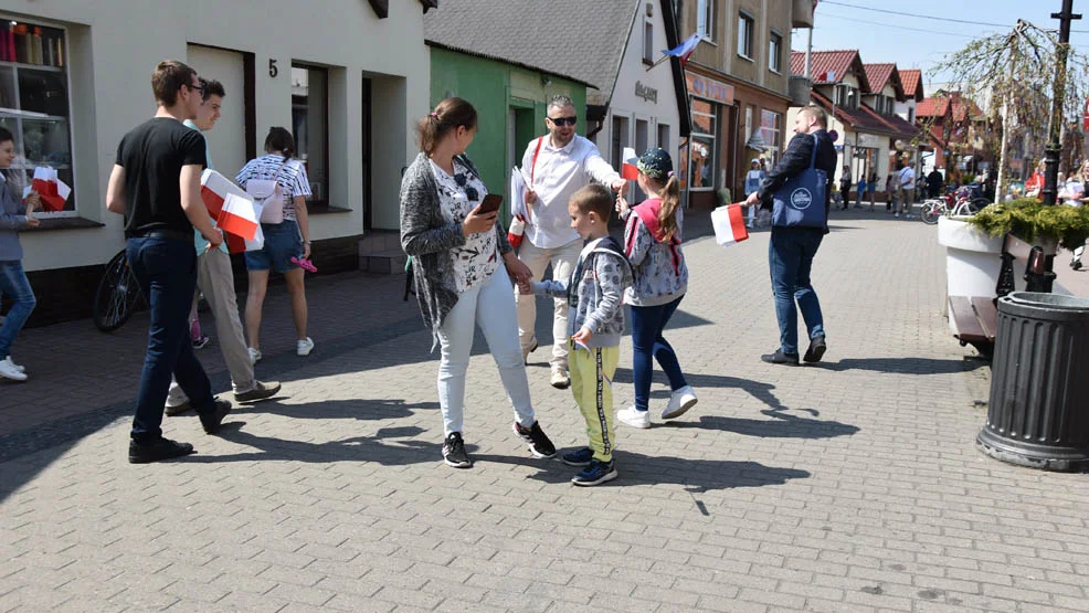 Dwaj radni z biało-czerwoną na gostyńskim deptaku. Flaga przed komendą straży pożarnej w Gostyniu - Zdjęcie główne