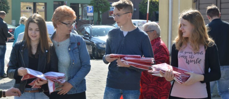 Sto flag na stulecie niepodległości trafiło do mieszkańców - Zdjęcie główne