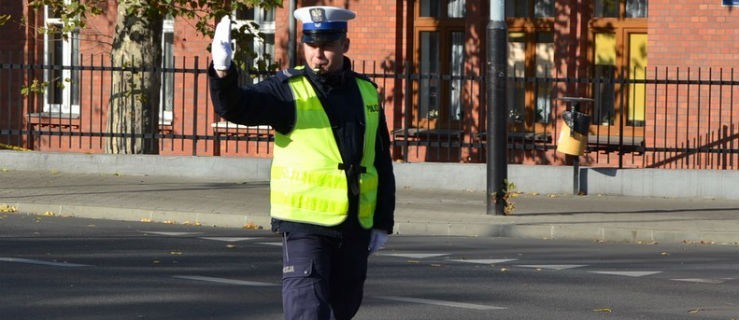 Policjanci kierują ruchem - potrafisz odczytać ich sygnały?  - Zdjęcie główne