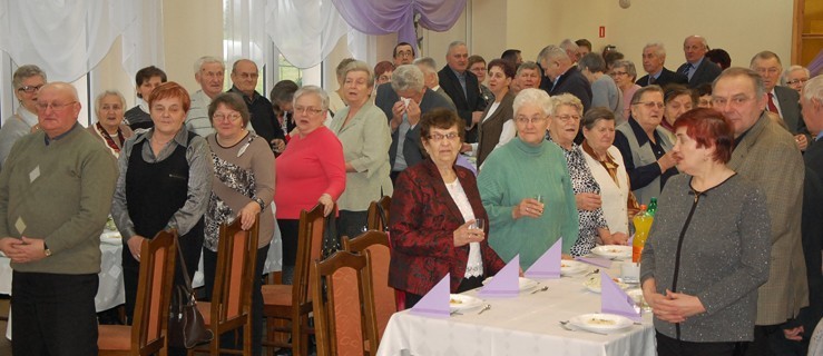 Seniorzy w szampańskim nastroju - Zdjęcie główne