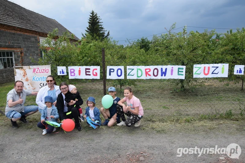 Smogorzewo. Strażaka z OSP Tarce przywitali i pożegnali nie tylko mieszkańcy Smogorzewa, w tym Zuzia z rodziną czy wolontariuszki komitetu społecznego Zuzia kontra SMA, ale także przykładowo pojawiły się panie z Koła Gospodyń Wiejskich w Masłowie, które aktywnie wspierają zbiórkę dla Zuzi oraz innych potrzebujących dzieci