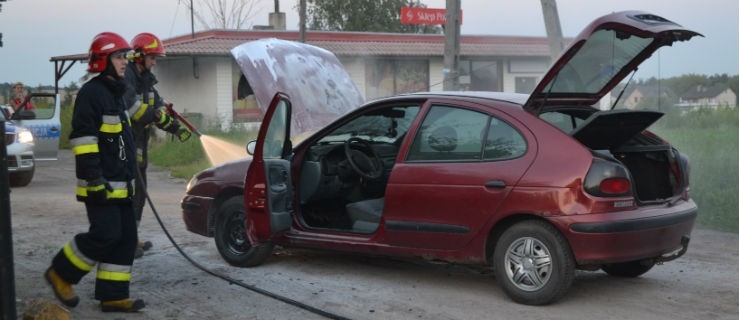 Mieszkańców obudziła syrena. Z auta wydobywał się płomień - Zdjęcie główne