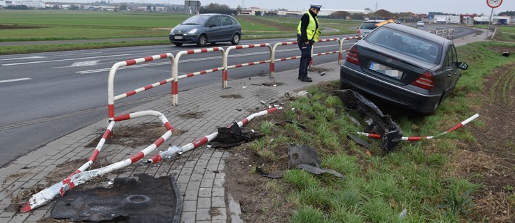 Zniszczone barierki, znaki drogowe. A samochód w rowie  - Zdjęcie główne