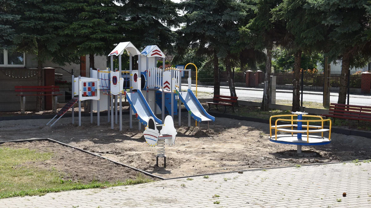 Rewitalizacja placu zabaw w Brzeziu była bardzo potrzebna. Od rana przy świetlicy słychać gwar dzieci - Zdjęcie główne