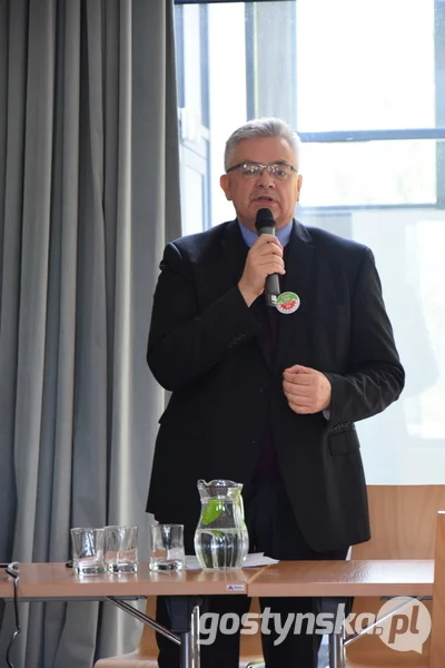 Krobia.- Przypomnę, że w konsultacjach do polityki surowcowej państwa (...) głównym założeniem tejże polityki, co się przekłada właśnie na to, co się znajdzie właśnie w tej ustawie było ułatwienie możliwości eksploatacji złóż kopalin, niekoniecznie węgla brunatnego, a w ogóle kopalin, przez przedsiębiorców górniczych. (...) W opinii społecznej, w odbiorze zwykłych ludzi, jak mówimy o ochronie, to jest coś dobrego. Każdemu się mówi, że jak ktoś chroni, to chronimy dzieci, chronimy matki, chronimy przyrodę i tak dalej. To jest jednoznacznie pozytywne skojarzenie. Natomiast w tym przypadku, tak zwana "ochrona złóż" jest owszem dobra, ale tylko dla jednej strony - dla przedsiębiorcy górniczego i tych, którzy mają skorzystać na wyznaczaniu, które złoże jest strategiczne. Właściwie mają pełne prawo, uznaniowe, czy to jest rzeczywiście złoże strategiczne czy też nie. A z czym to się wiąże dla społeczności lokalnej, że takie złoże zostanie wyznaczone za strategiczne - brakiem możliwości normalnego rozwoju gminy - mówił z kolei prezes Tomasz Waśniewski 