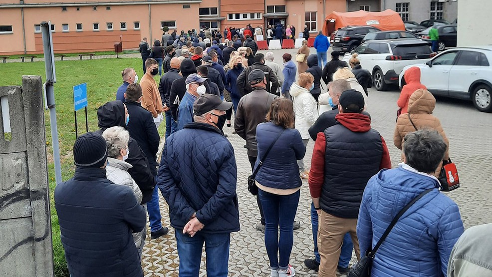 Gigantyczna kolejka do zaszczepienia w Gostyniu. Trzeba czekać co najmniej półtorej godziny - Zdjęcie główne