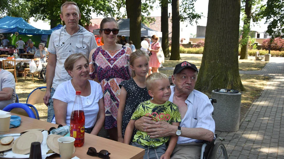 Potrójna okazja do świętowania w DPS w Chumiętkach - zjazd rodzin, urodziny i Jarmark Pomysłów.  Gwarno w parku przy domu pomocy - Zdjęcie główne