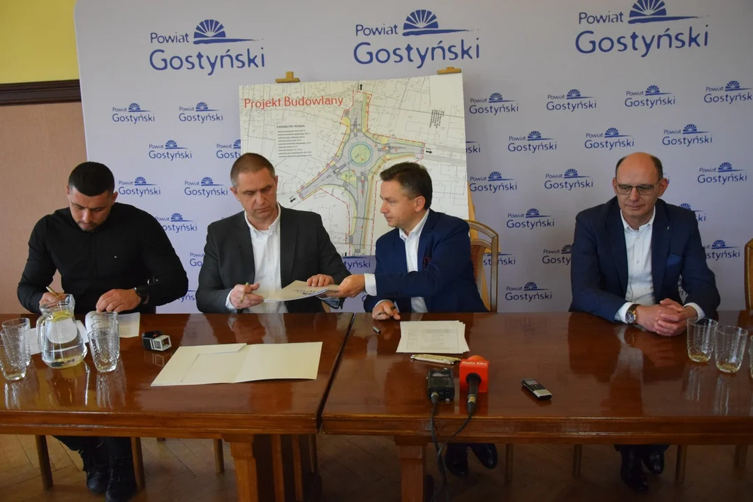 Krobia. - Mamy nadzieję na dobrą współpracę z firmą, na wykonania w terminie i że spotkamy się najpóźniej z końcem listopada po to, żeby zakomunikować wszystkim mieszkańcom, że rondo jest gotowe i rozwiązujemy ważny strategiczny problem komunikacyjny - mówił starosta Robert Marcinkowski podczas podpisywania umowy z wykonawcą