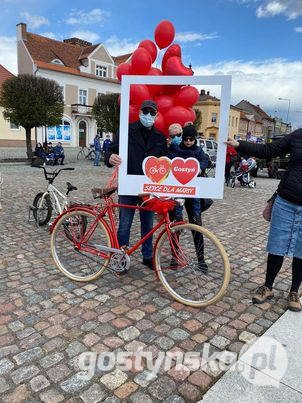 Ogromne rowerowe serce dla Marty, ułożone na gostyńskim rynku