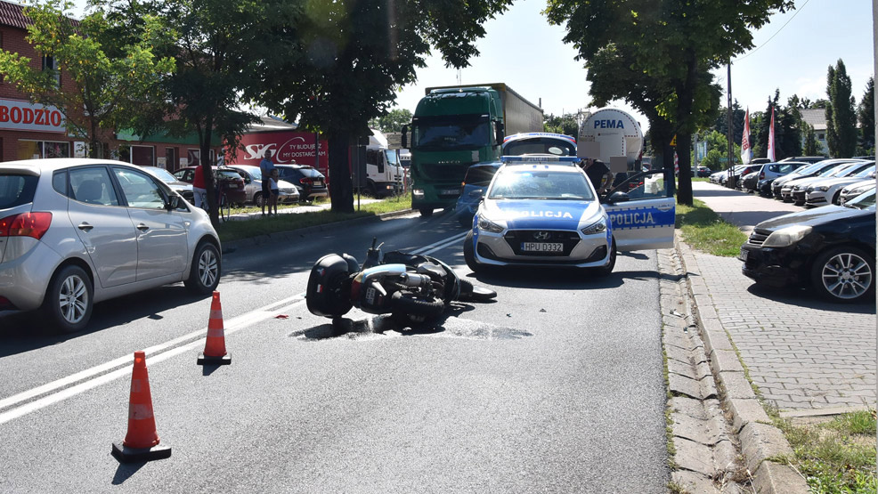 Zderzenie na Poznańskiej. Kask motorowerzysty leżał kilka metrów dalej [AKTUALIZACJA] - Zdjęcie główne