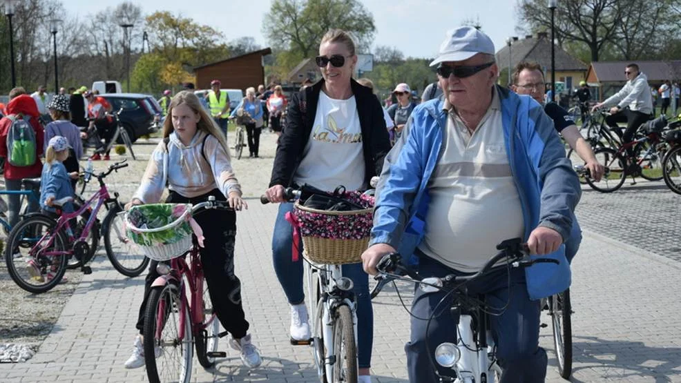 XIV Rodzinna Majówka Rowerowa w Poniecu. Około 350 rowerzystów wyruszyło na trasę rajdu z metą w Sarbinowie - Zdjęcie główne