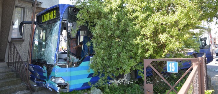 Autobus miejski wjechał w posesję - Zdjęcie główne