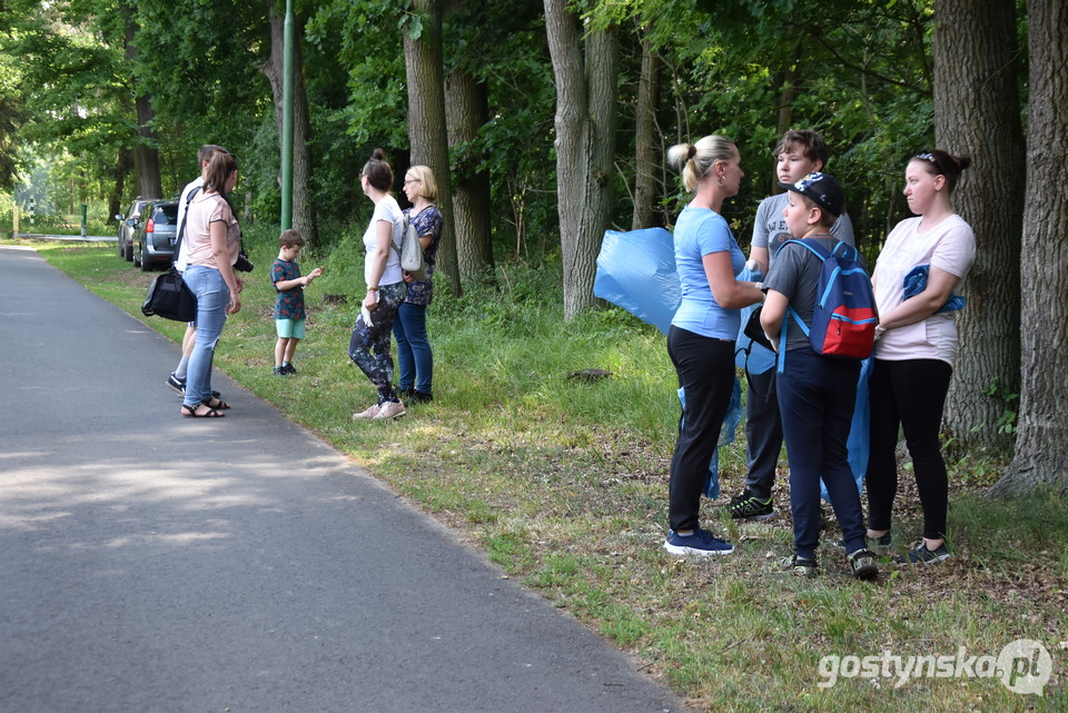 Mój czysty las - wspólna akcja GOK Hutnik i Nadleśnictwa Piaski. Cel - posprzątać las ze śmieci. Spotkanie drugie: 23 czerwca przy stacji uzdatniania wody pod Gostyniem