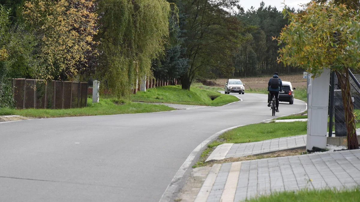 Ścieżka rowerowa Daleszyn - Stary Gostyń - w starostwie jest koncepcja. Mieszkańcy, których szlag trafia, będą zadowoleni - Zdjęcie główne