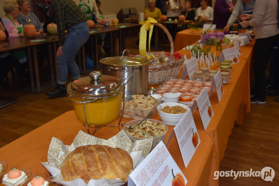 Borek Wlkp. Spotkanie z dynią -  degustacja potraw i warsztaty, na których powstały lampiony z dyni. Udział brało 9 KGW z gminy Borek Wlkp.