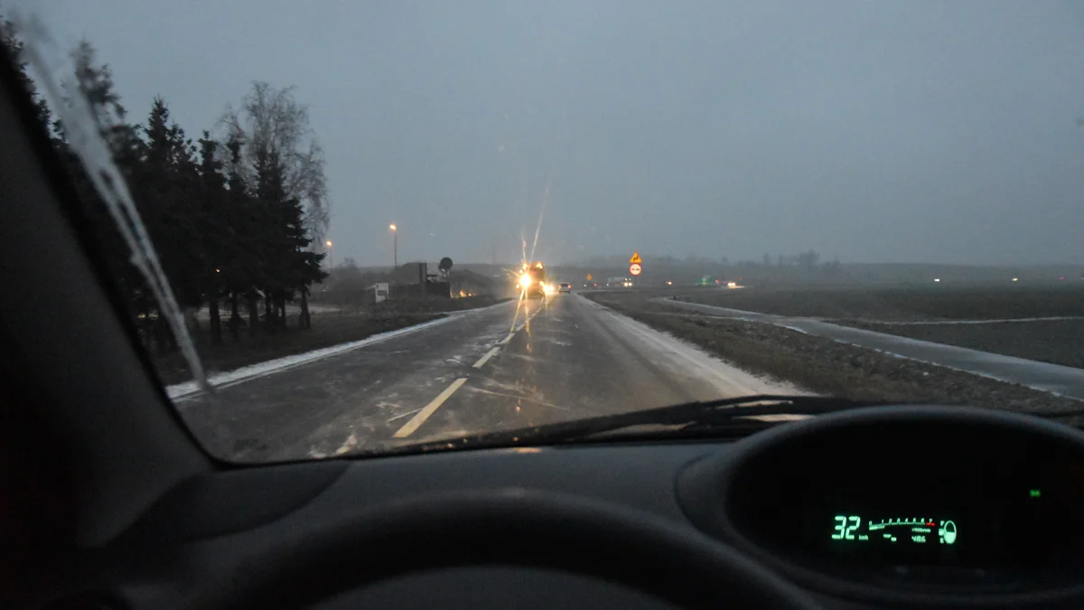 Sprawdziło się ostrzeżenie dla powiatu gostyńskiego, jest gołoledź na drogach. A gdzie są piaskarki? - Zdjęcie główne